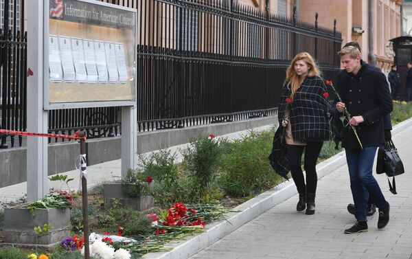 Las flores cerca de la Embajada de EEUU en Moscú en homenaje a las víctimas del tiroreo - Sputnik Mundo
