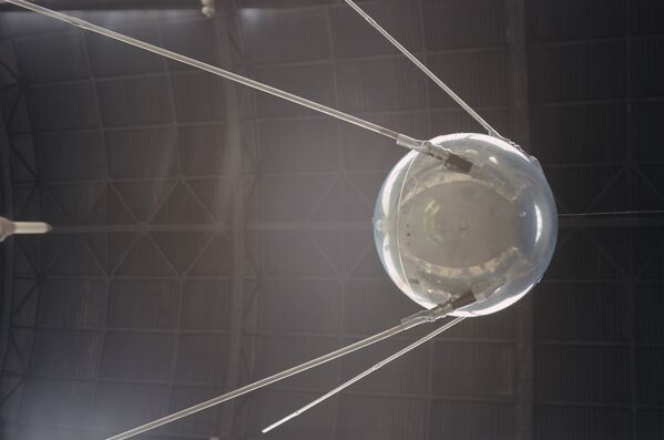 Se trata del primer satélite artificial en orbitar la Tierra. El Sputnik 1 fue lanzado el 4 de octubre de 1957 por la Unión Soviética, pesaba 83 kilos y tenía el tamaño aproximado de una pelota de básquetbol. Esta foto fue tomada en el pabellón Kosmos de la Exhibición de Logros de la Economía Nacional de la Unión Soviética. - Sputnik Mundo