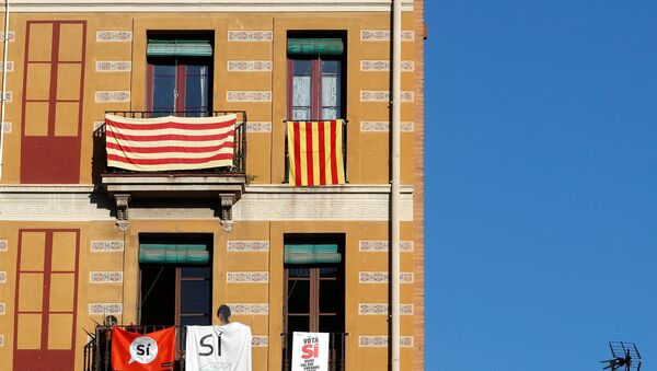 Banderas de Cataluña en Barcelona - Sputnik Mundo