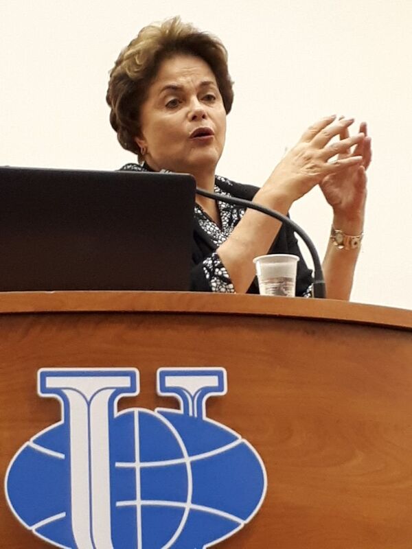 Dilma Rousseff comenta escenario político de Brasil en visita a Rusia Dilma Rousseff comenta escenario político de Brasil en visita a Rusia - Sputnik Mundo