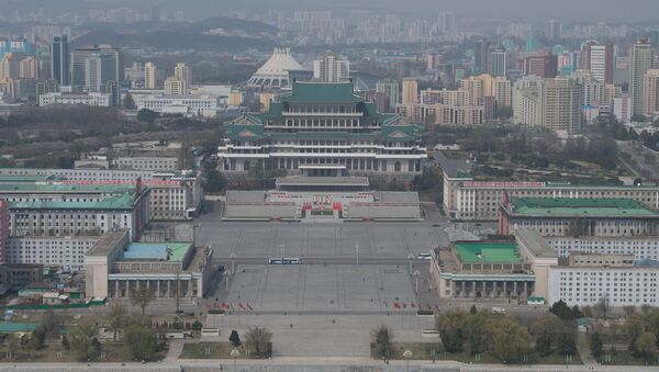 Plaza Kim Il-sung y la biblioteca central de Pyongyang, capital de Corea del Norte - Sputnik Mundo