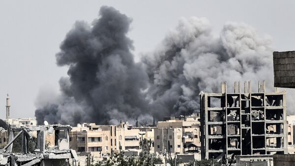 Ataque en Al Raqa, Siria, llevado a cabo por las fuerzas, apoyadas por EEUU en Siria - Sputnik Mundo