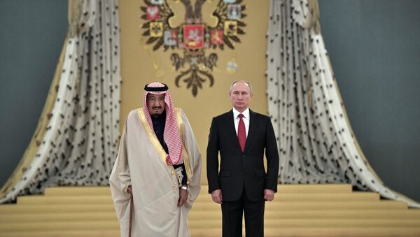 El presidente de Rusia, Vladímir Putin (derecha), y el rey de Arabia Saudí, Salman bin Abdulaziz Saud - Sputnik Mundo