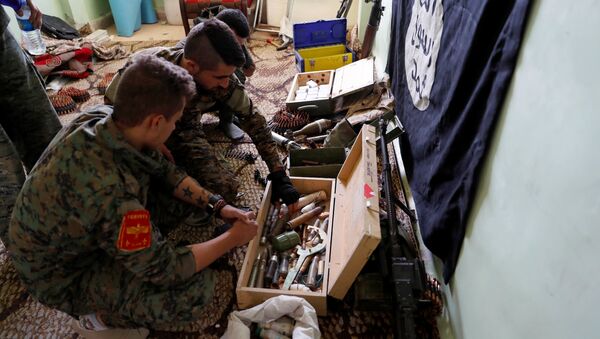 Los militares de Fuerzas Democráticas Sirias inspeccionan las armas de Daesh - Sputnik Mundo