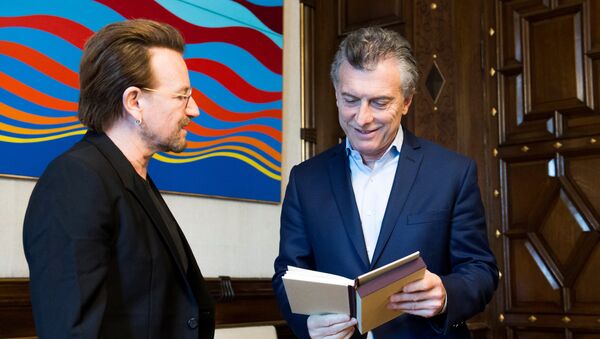 Bono, líder de la banda irlandesa U2, y Mauricio Macri, presidente de Argentina - Sputnik Mundo