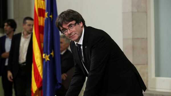 El presidente catalán Carles Puigdemont firma una declaración de independencia en Barcelona - Sputnik Mundo