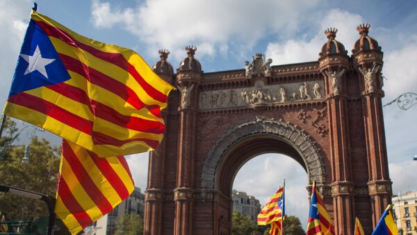 La gente con esteladas frente a Parlamento de Cataluña - Sputnik Mundo