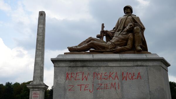 Un monumento a los soldados soviéticos en Varsovia, Polonia - Sputnik Mundo