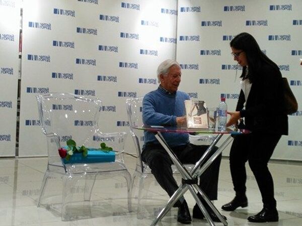 Mario Vargas Llosa con una lectora - Sputnik Mundo