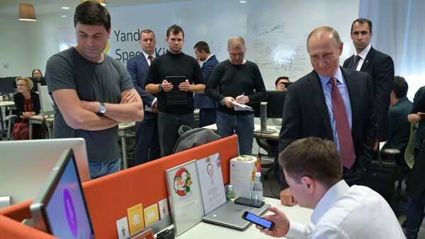Президент РФ В. Путин посетил офис ИТ-компании Яндекс - Sputnik Mundo