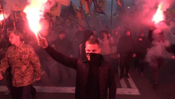 Nacionalistas ucranianos celebran con antorchas el aniversario del Ejército Insurgente - Sputnik Mundo