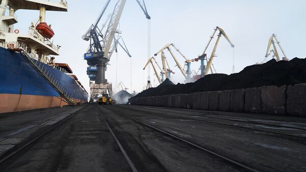 Cargamentos de carbón amarrados al puerto de Yuzhni, en Odesa (Ucrania) - Sputnik Mundo