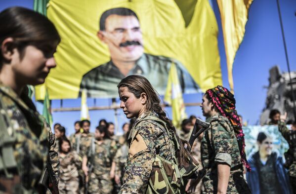 Así celebraron la liberación de Al Raqa las combatientes kurdas - Sputnik Mundo