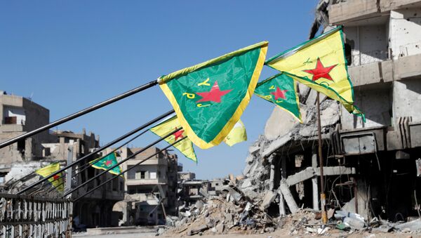 Las banderas de las Fuerzas Democráticas Sirias en Al Raqa, Siria - Sputnik Mundo