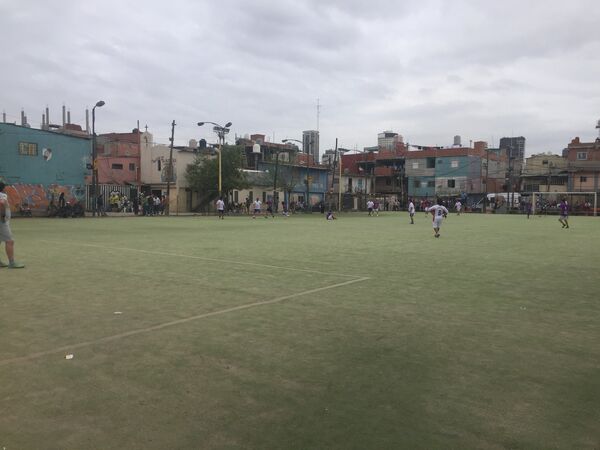 Una cancha de fútbol en la Villa 31 Una cancha de fútbol en la Villa 31 - Sputnik Mundo