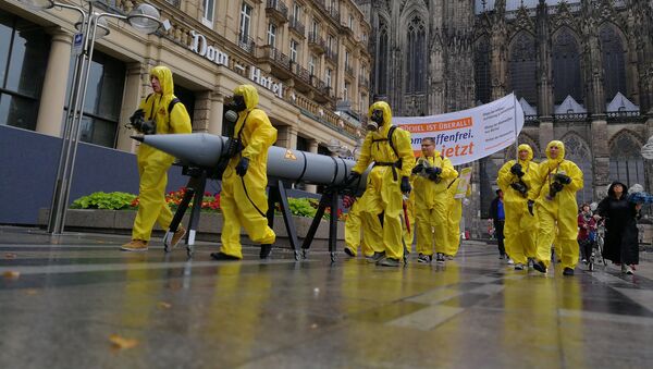 Unos activistas se manifiestan en contra de las armas estadounidenses nucleares en Alemania desde Colonia (archivo) - Sputnik Mundo