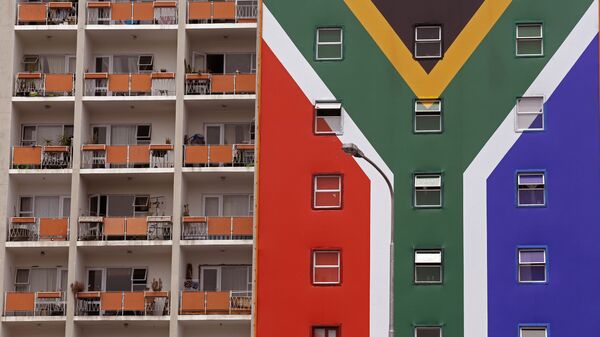 Una casa con la bandera de Sudáfrica - Sputnik Mundo
