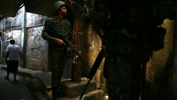 Policía brasileña en la favela de Rocinha, Río de Janeiro - Sputnik Mundo
