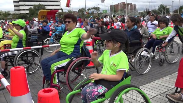 Bogotá se propone batir el récord mundial de ejercicios en sillas de rueda - Sputnik Mundo