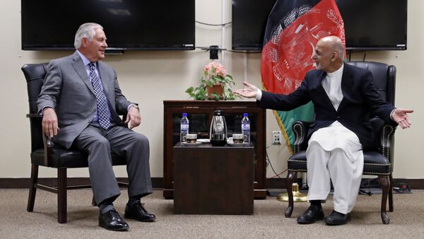 Rex Tillerson, secretarios de Estado de EEUU es recibido por Ashraf Ghani, presidente de Afganistán, en la base estadounidense de Bagram, Afganistan, 23 de octubre de 2017 - Sputnik Mundo