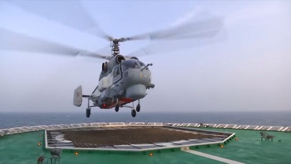 El impactante aterrizaje de un helicóptero ruso Ka-27 sobre un rompehielos - Sputnik Mundo