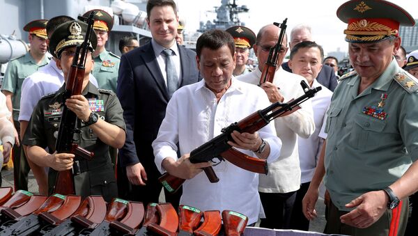 El presidente de Filipinas, Rodrigo Duterte, con un fusil AK-47 - Sputnik Mundo
