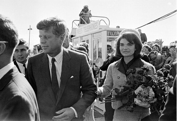 El 35º presidente de EEUU John F. Kennedy y la primera dama Jackie Kennedy (archivo) El 35º presidente de EEUU John F. Kennedy y la primera dama Jackie Kennedy (archivo) - Sputnik Mundo