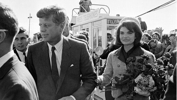 El 35º presidente de EEUU John F. Kennedy y la primera dama Jackie Kennedy (archivo) - Sputnik Mundo