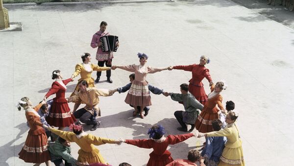 Baile con trajes tradicionales de la región de Samara en 1968 - Sputnik Mundo