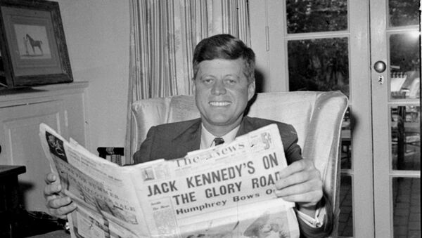 Sen. John F. Kennedy (D-MA) reads the daily newspaper accounts of his West Virginia election victory as he relaxes, May 11, 1960, in his Washington home. Kennedy defeated Sen. Hubert Humphrey (D-MN) in yesterday's presidential primary. - Sputnik Mundo