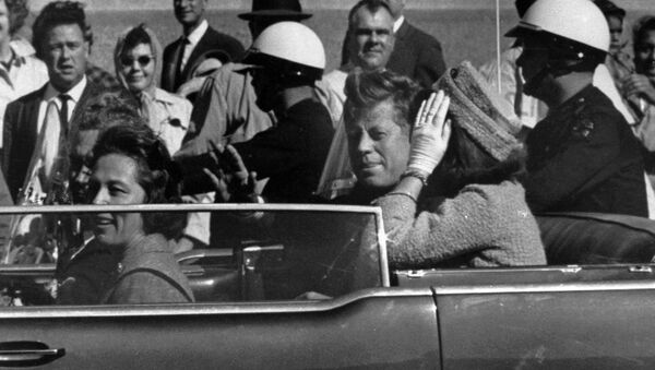El presidente de EEUU, John F. Kennedy, un minuto antes de ser asesinado - Sputnik Mundo