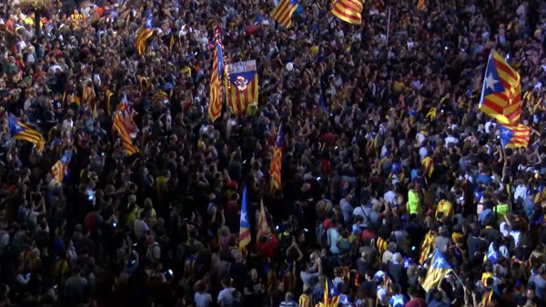 Fuegos artificiales y gritos de protestas: así vivió Barcelona la declaración de independencia - Sputnik Mundo