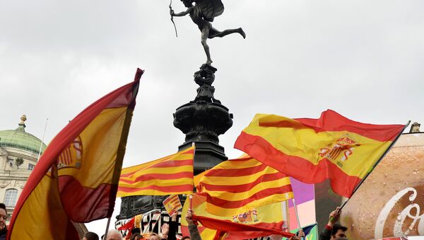 Las banderas de Cataluña y España - Sputnik Mundo
