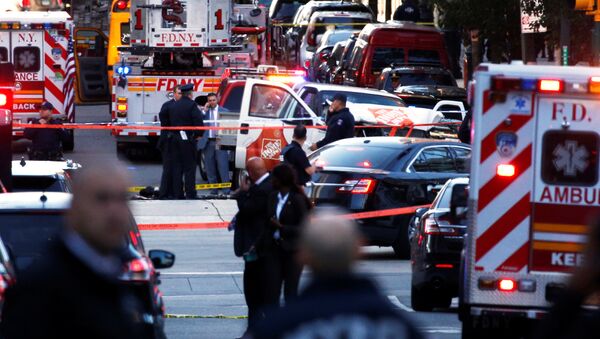 Las ambulancias en el lugar del atropello y tiroteo en Nueva York - Sputnik Mundo
