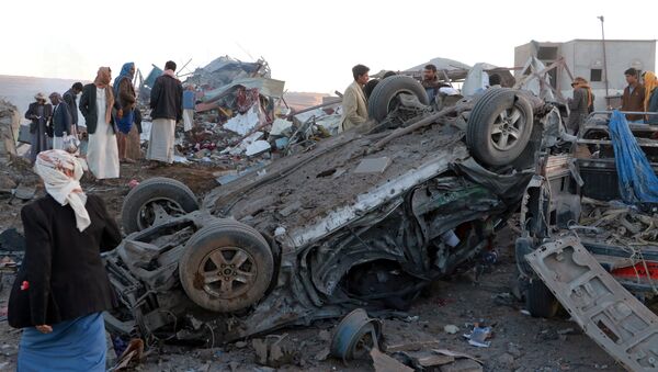 Consecuencias de los bombardeos aéreos de la coalición en Yemen - Sputnik Mundo