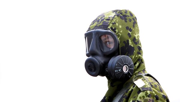 Un militar en un traje de riesgo biológico (imagen referencial) - Sputnik Mundo