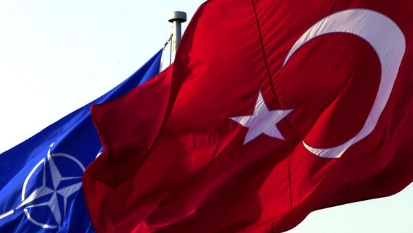 Una bandera turca enfrente de una de la OTAN - Sputnik Mundo