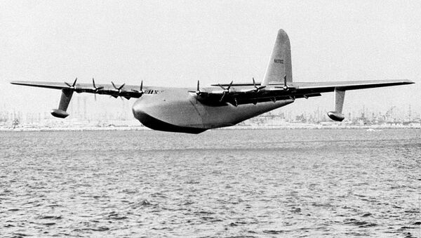 El barco volador de 800 toneladas de Howard Hughes, apodado Spruce Goose, se desliza sobre el agua el 2 de noviembre de 1947 - Sputnik Mundo