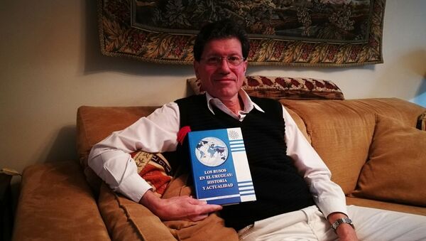 Luis Augusto Frappola con un libro de rusos en Uruguay - Sputnik Mundo