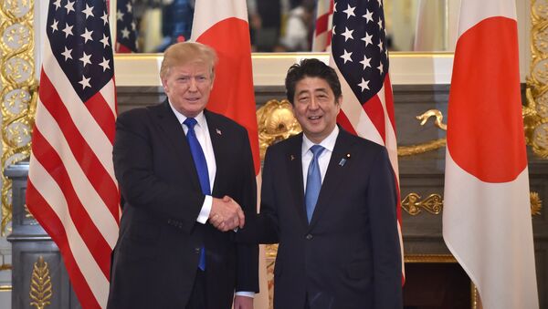 Donald Trump, presidente de EEUU, y Shinzo Abe, primer ministro de Japón - Sputnik Mundo