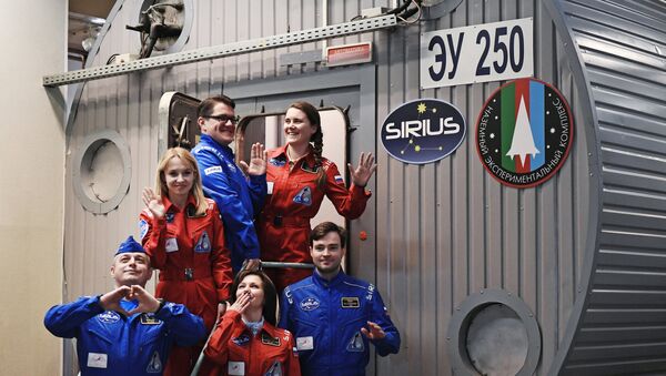 La tripulación del experimento Sirius-17 - Sputnik Mundo