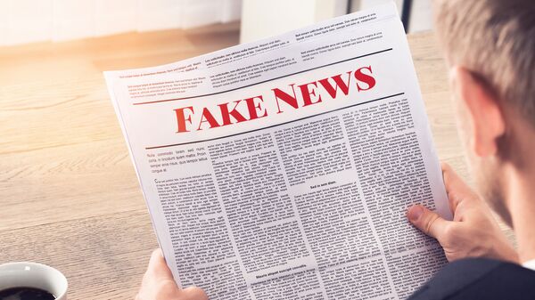 Un periódico de 'fake news' (imagen referencial) - Sputnik Mundo