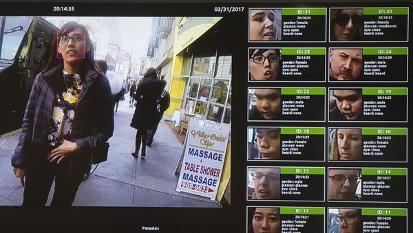 Una pantalla muestra un sistema de reconocimiento facial para la aplicación de la ley - Sputnik Mundo