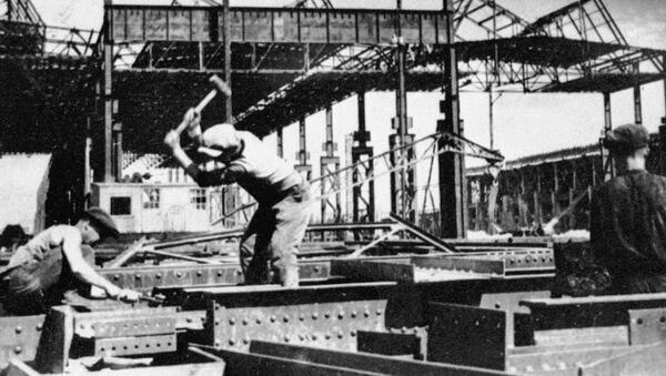 La construcción de la planta de automóviles de Nizhni Nóvgorod en la URSS en los años 30 (archivo) - Sputnik Mundo