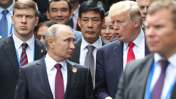 El presidente de Rusia, Vladímir Putin, y su homólogo estadounidense, Donald Trump - Sputnik Mundo