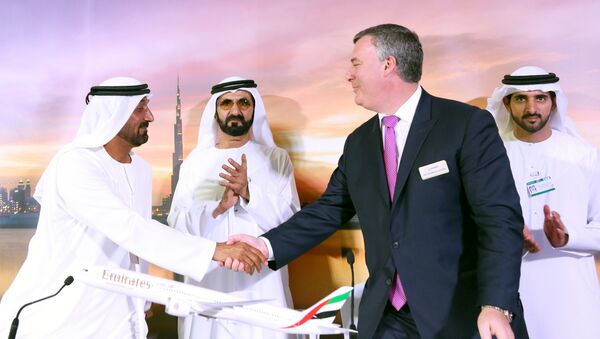Los representantes de Emirates Airline y Commercial Airplanes Boeing en Dubaí - Sputnik Mundo