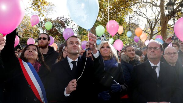 Emanuel Macron, presidente de Francia, durante la ceremonia dedicada a las víctimas de los atentados del 13 de noviembre de 2015 - Sputnik Mundo