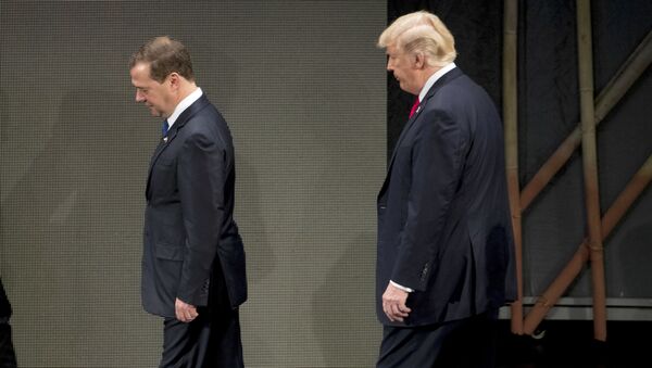 El primer ministro de Rusia, Dmitri Medvédev, y el presidente de EEUU, Donald Trump - Sputnik Mundo