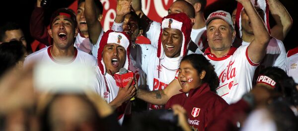 Jugadores de la selección de fútbol peruana celebran su victoria Jugadores de la selección de fútbol peruana celebran su victoria - Sputnik Mundo