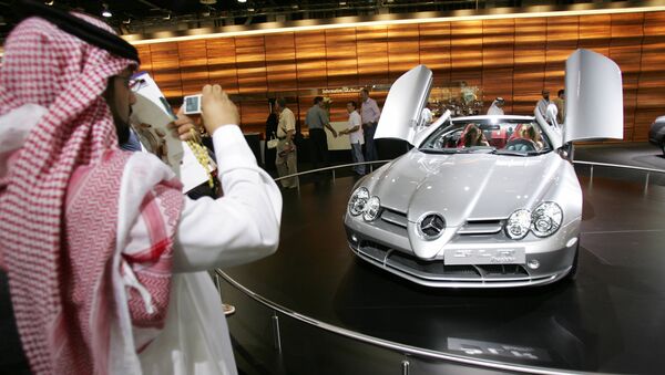 Un hombre emiratí fotografía un nuevo Mercedes-Benz SLR McLaren Roadster - Sputnik Mundo